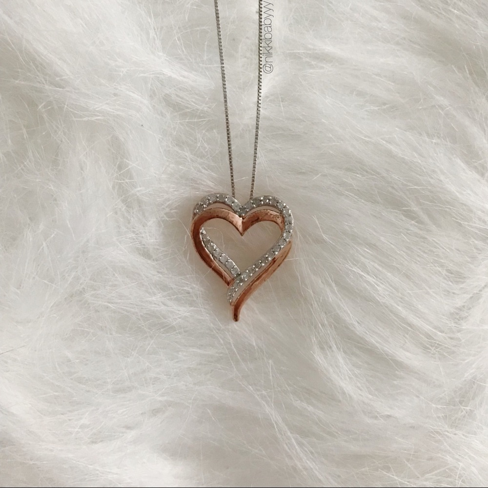 NWT heart necklace